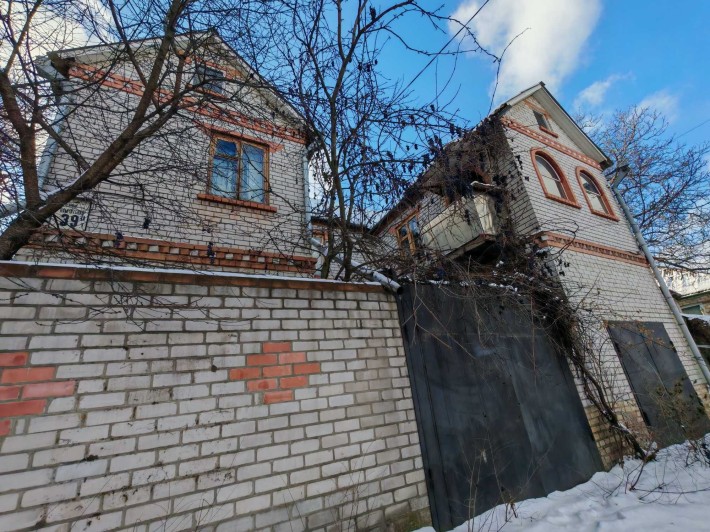 Сдам 2-х эт  6 комн дом р-н пр Нигояна ,берем всех !! - фото 1