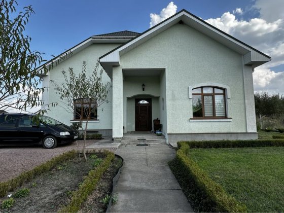 Здається окремий будинок на початку с.Сінгури Сингуры