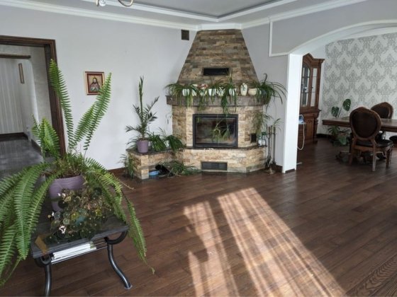 Здається укомплектований, є спорт.особняк, може бути на дві сімї. Тисмениця