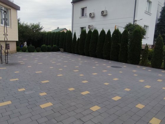 Шикарний будинок з доглянутою територіїєю Клузів