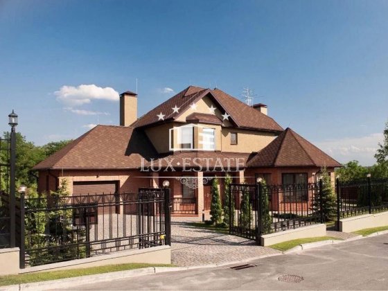 Дом с бассейном и генератором в Лесниках, КГ “ЗЕЛЁНЫЙ ГАЙ” Лісники