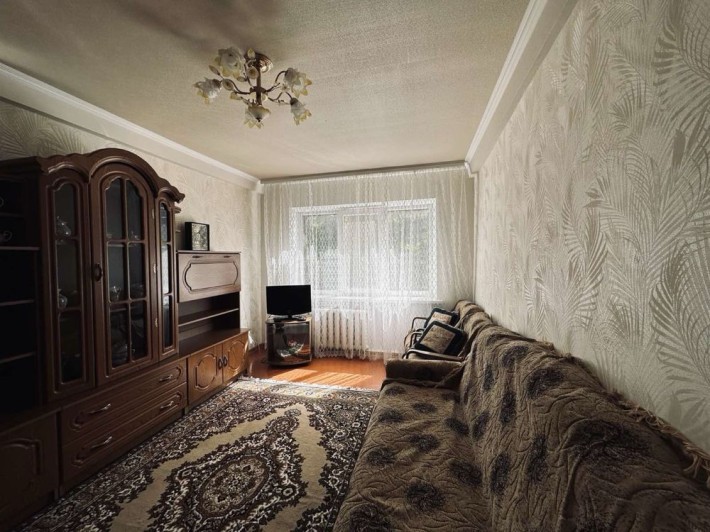 В спокойном районе возле маг. «Маргарита» сдам 2 ком. кв-ру. - фото 1