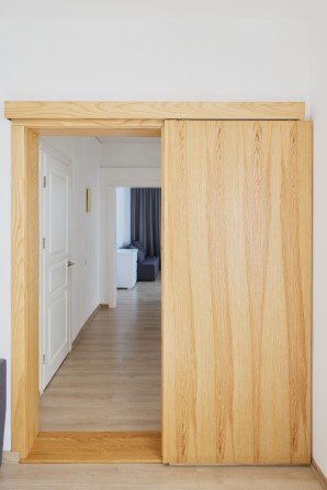 Простора 3-кімнатна квартира біля лісу з дизайнерськими меблями - фото 1