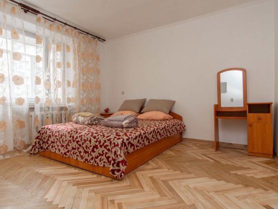 ВЛАСНИК . Можна потижнево  подобово . Хоткевича 46 Івано-Франківськ