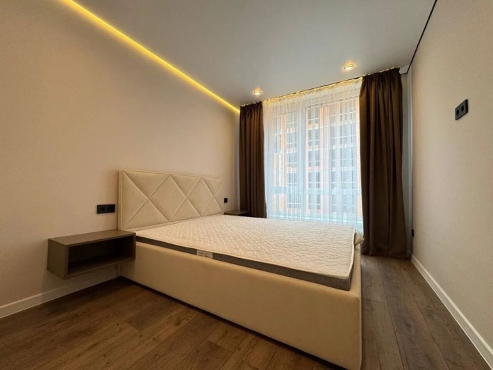 Оренда! 1.5 кім з сучасним ремонтом біля озера з басейном на даху - фото 1