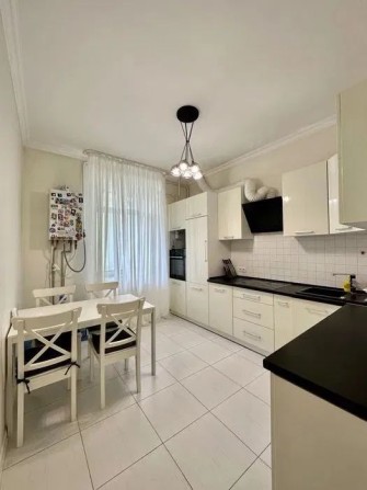 Оренда 2 кімнатної квартири в центрі в малоповерх будинку. Паркомісце - фото 1