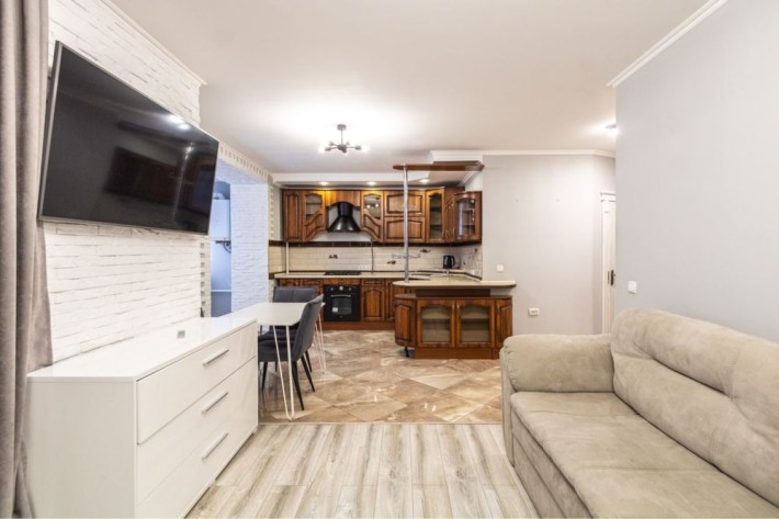 Оренда 2к просторої квартири поруч з центром - фото 1