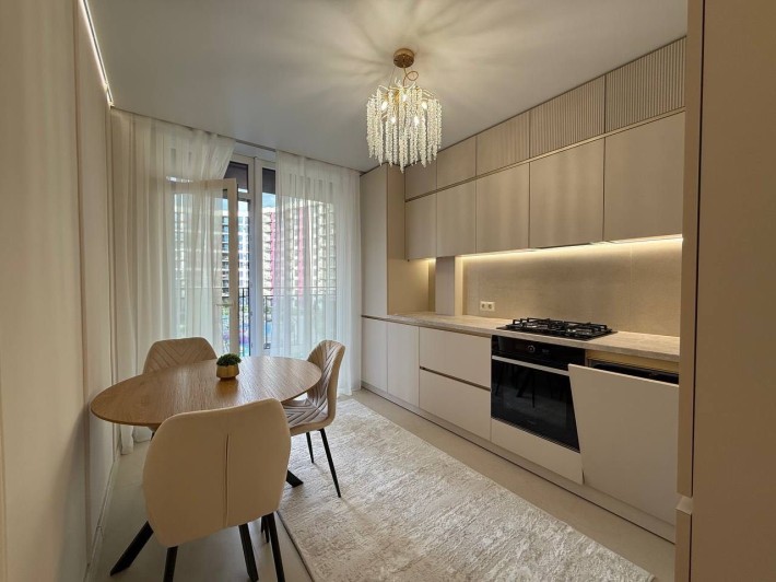 ПЕРША ЗДАЧА! 1-кімнатна з балконом в центрі! - фото 1