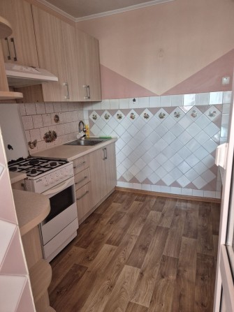 Здам ПРОСТОРУ  1кімн. ЧЕШКУ, ЕНТУЗІАСТІВ, є меблі та техніка, вільна - фото 1