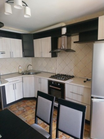 Здам 2 кімнатну квартиру в новобудові з АО по пр. Сбободи - фото 1