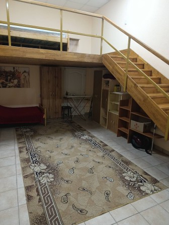 Оренда 1 кімнатної , двоярусною квартири в центрі Ужгорода. - фото 1