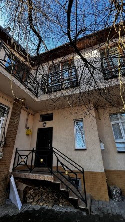 Оренда 1-кімнатної дворівневої квартири  в центрі міста - фото 1