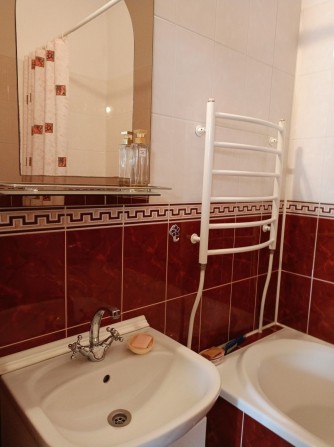 Здам в Центрі Вінниц біля міськради і 2 кімнатну 15000 + комуналка - фото 1