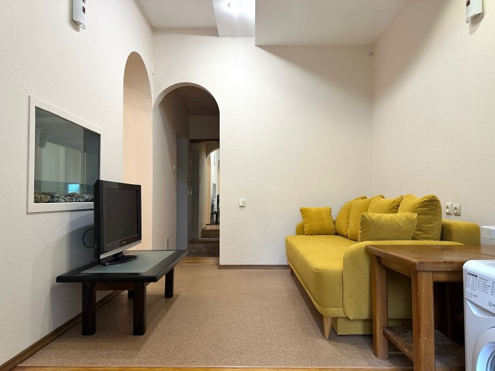 ЗАВЖИ Є СВІТЛО! Центр міста. Оренда 1-к. квартири 34 м2 - Десятинна 13 - фото 1