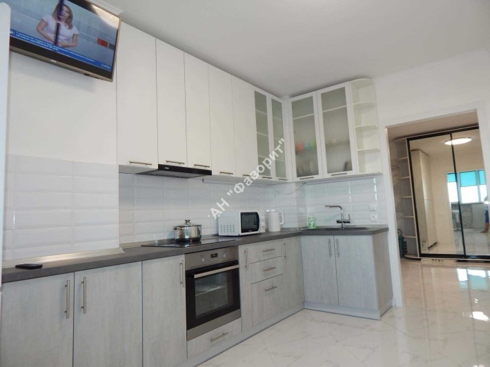 Простора однокімнатна в центрі. Автономка. - фото 1