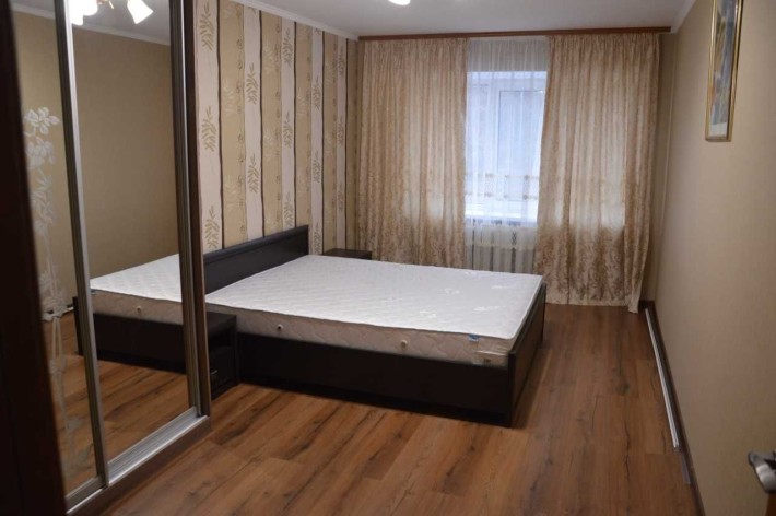 Сдам  3-х в центре  для 3-6  парней или семье на месяц  или длительно - фото 1