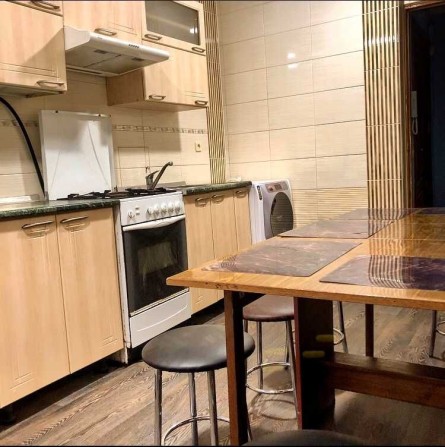 здається 4-кімнатна квартира 90 кв.м біля метро Чернігівська - фото 1