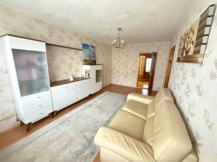 Здається в центрі міста 3-х кімнатна квартира. Гарний житловий стан. - фото 1