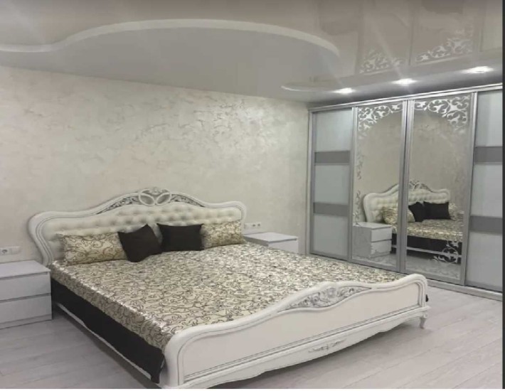 ПОДІЛЛЯ. Двокімнатна квартира великої площі з каміном на вул.Зодчих. - фото 1