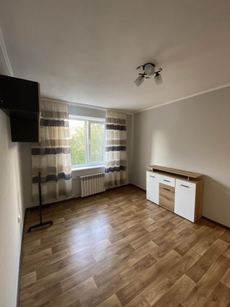 Сдам небольшую 2 к. квартиру в центре города . - фото 1