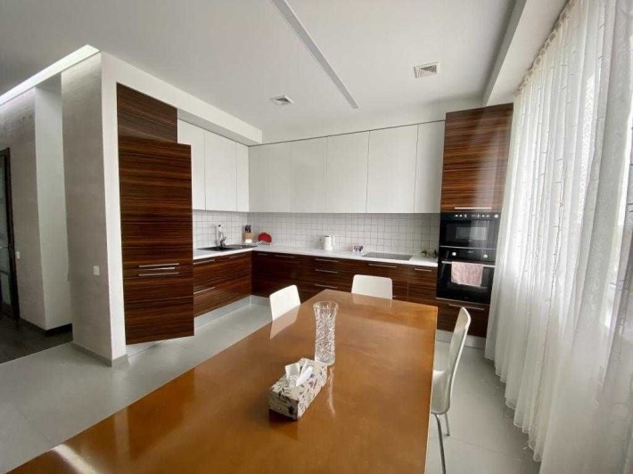 Простора квартира. Нагорка. 3 окремі спальні. Паркінг. - фото 1