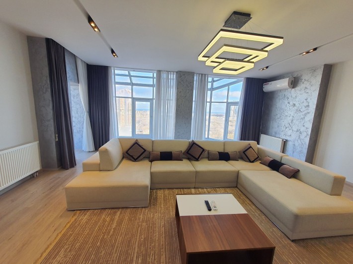 Двухуровневая видовая квартира у парка Победы , в новом кирпичном доме - фото 1