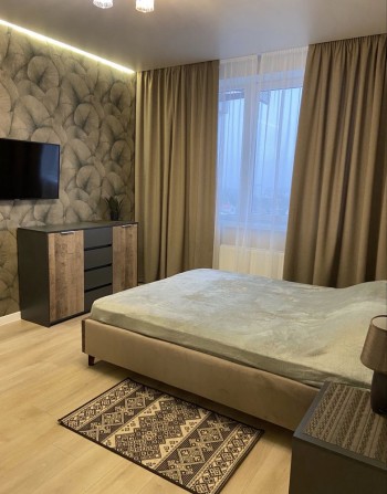 СДАМ стильную 1ком квартиру в ЖК СКАЙ СИТИ - фото 1