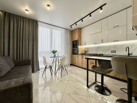 Оренда 1-к. дизайнерської квартири з гардеробом у новобудові Львів