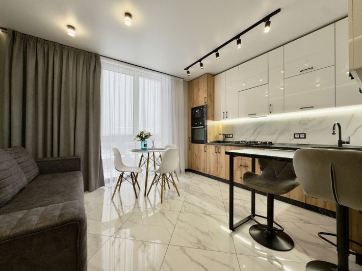 Оренда 1-к. дизайнерської квартири з гардеробом у новобудові - фото 1