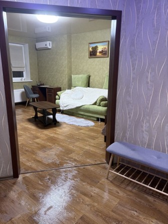 Сдам СВОЮ 1 к кв, 50 кв.м , новострой, 2мин м. Защитников Украины - фото 1