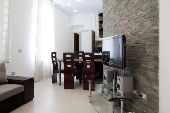 Охайна квартира біля парку - фото 1