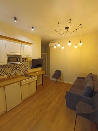 Реальная Сдам классную 1к гостинку в центре. 4 этаж - фото 1