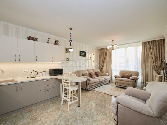 Пропонується на продаж видова, простора 3кім квартира в ЖК 4 Сезони Киев