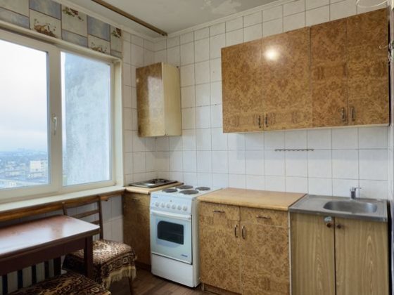 3-кімнатна квартира під ремонт, вул. Лятошинського, поруч метро та ТРЦ Київ