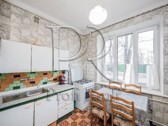 Продаж 2 кімн. квартири-сталінки за адресою проспект Науки 42/1 Київ