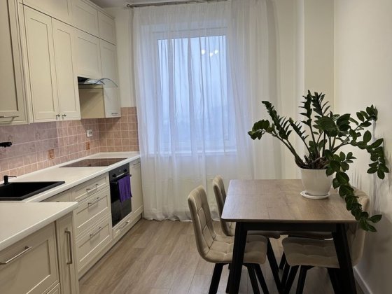 Без комісіі! Дніпровська набережна 26-Б, продам простору квартиру Киев