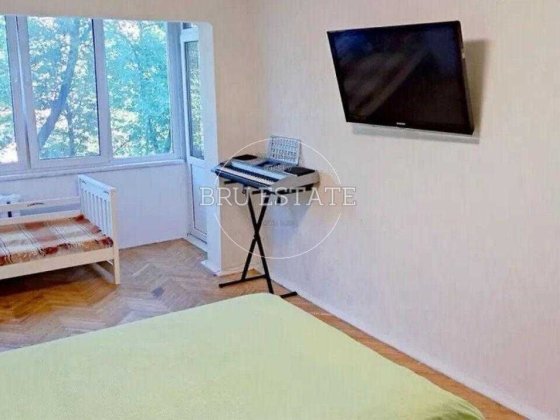 Продам 2к кв біля лісу на вул Ореста Левицького 13 метро Лісова Київ