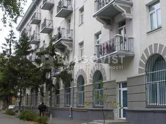 Краківська, 7  Сталінка   квартира 71,5кв.м.   Поруч метро Київ