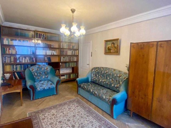 Продаж в центрі міста метро Олімпійська , Палац Україна Антоновича 97 Київ