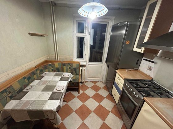 Продам 2 кімнатну квартиру Чорних Запорожців,15 поруч метро "Дарниця" Киев