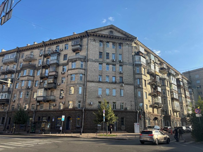 Продам квартиру в центрі ст.м. Арсенальна .вул. Грушевського 34/1 - фото 1
