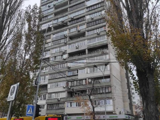 Русанівський бул., 1. Квартира в цегляному будинку біля Дніпра. Київ