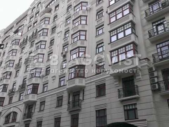 Тиха розкіш. Золоті ворота.  Іринінська 5/24. 270 м. Хрещатик. камін Киев