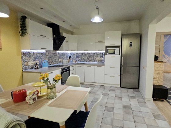 Харківське шосе, 56. Дизайнерська квартира! Кухня-вітальня +3 спальні. Київ