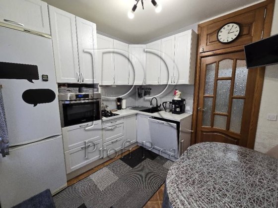 Продаж 2 кімн. квартири на Теремках вулиця Луценка 5 Київ