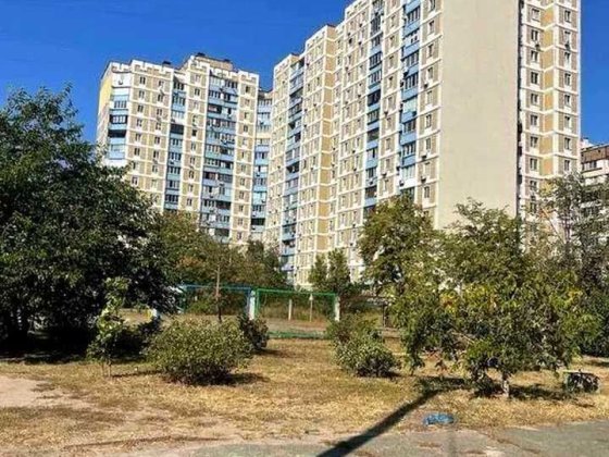 Продам велику  2кім. кв-ру в гарному жилому стані вул Милославська,31Б Київ