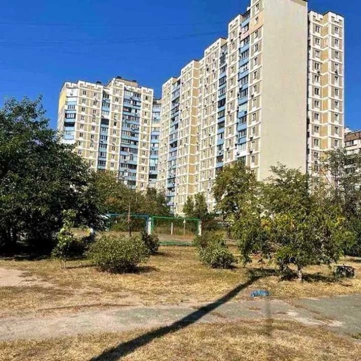 Продам велику  2кім. кв-ру в гарному жилому стані вул Милославська,31Б - фото 1