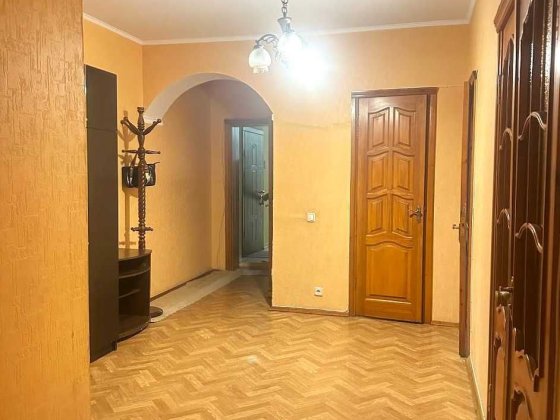 Продаж 3-х кімн просторої квартири Ахматової 16-Б в цеглянму будинку Київ