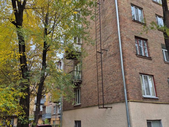 Поділ. Сталінка чудова. вул.Сирецька 30/1. Київ