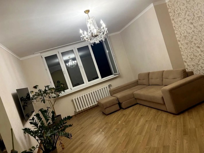 Простора 3-кымнатна квартира 110 м² ЖК Корона - фото 1